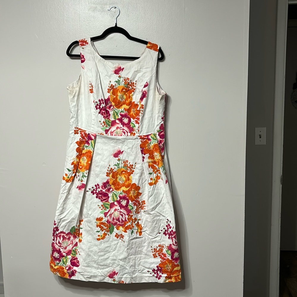 Gorgeous Eva Mendes floral dress with pockets (size 20)